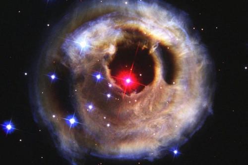 Explosión captada por el telescopio espacial Hubble del V838 Monocerotis.