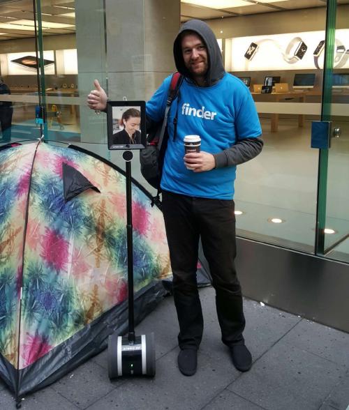 Las personas que hacen fila afuera de una tienda de Apple en Australia aprovechan el momento para tomarse una foto con el robot "Lucy". (Foto: Mashable)