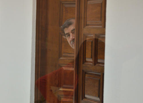 Los magistrados evitaron dar declaraciones. Solo Mynor Franco se asomó por la puerta para dar declaraciones brevemente. (Foto: Wilder López/Soy502)