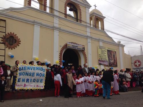 El pueblo católico de La Esperanza, Quetzaltenango se sintió agradecido y bendecido con el reconocimiento al padre Quique. (Foto: Gaby Colop)