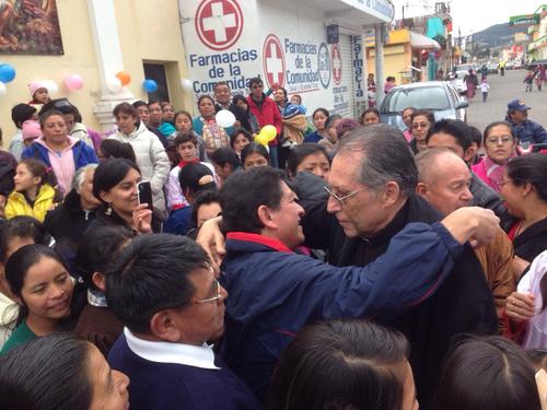 Los fieles católicos se desbordaron en alegría para felicitar al sacerdote. (Foto: Gaby Colop)