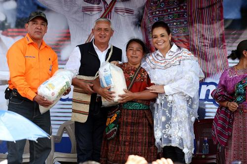 El presidente Otto Pérez Molina y la vicepresidenta Roxana Baldetti estuvieron presentes en la entrega de Bolsas Seguras con la imagen de Alejandro Sinibaldi. (Foto: Archivo/Soy502)