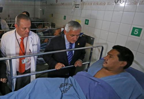En mayo de 2014, el presidente Otto Pérez hizo un recorrido en el hospital Roosevelt para verificar la carencia de insumos. (Foto Archivo/Soy502)