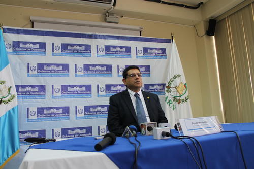 El ministro Óscar Medinilla ofreció este martes una conferencia de prensa para referirse a las últimas acciones por la contaminación del río La Pasión. (Foto: Marn)
