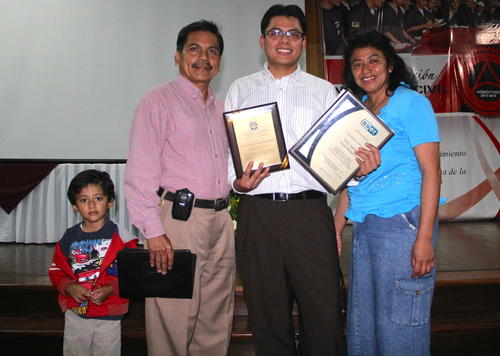 Víctor estuvo acompañado por su familia en la entrega del reconocimiento por su ensayo. (Foto: Fredy Hernández/Soy502)