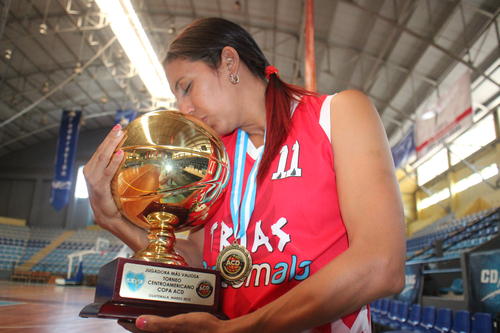 Blanca Amado disfruta su trofeo como la jugadora más valiosa del Centroamericano. (Foto: Douglas Suruy/Soy502)
