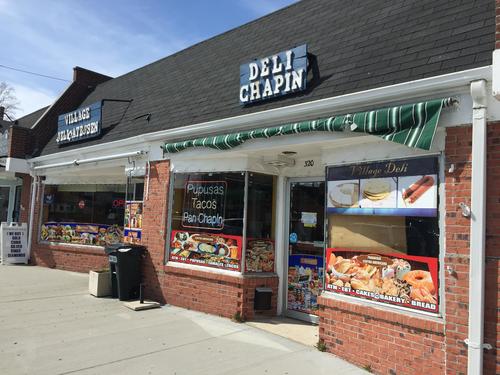 "Deli Chapín" una de las tiendas ubicadas en Riverhead. (Foto: Will James/ WSHU)