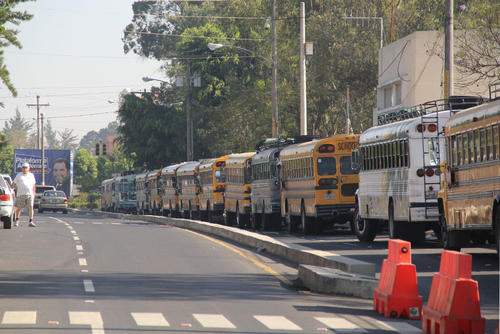 Largas filas de buses se observaron en los alrededores de la USAC, de los cuales descendieron estudiante del interior (Foto: Alexis Batres/Soy502)