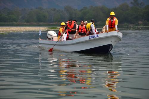 Esta lancha, que llevaba a parte de la seguridad de la vicepresidenta Roxana Baldetti, tuvo problemas mecánicos debido a la contaminación del lago. (Foto: Wilder López/Soy502)