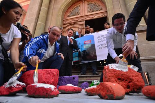 Durante la protesta realizada por Primero Guatemala pintaron de blanco piedras que llevaron ante el TSE que tenían los colores de los partidos políticos. (Foto: Wilder López)