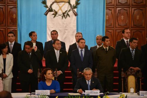 Todos ministros de Estado estuvieron presentes en la conferencia de prensa, de píe y sufriendo por el calor. En la fotografía, el ministro de finanzas, Dorval Carías, se seca el sudor. (Foto: Wilder López)