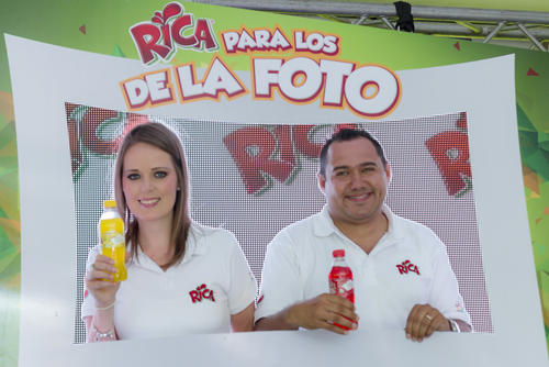 Virginia Signoret y José Iraheta, representantes de la corporación multinacional CBC presentaron el lanzamiento de la nueva campaña de Rica. 