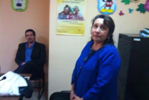 En la foto la exjuez Mena Guzmán junto a su cliente Christian Signoret al fondo el día que se presentó como abogada. (Foto: Alexander Aizenstatd)