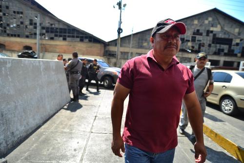 El ex Subdirector de Operaciones de la PNC, Pedro Esteban López García ingresa a la Torre de Tribunales. (Foto: Wilder López/Soy502) 