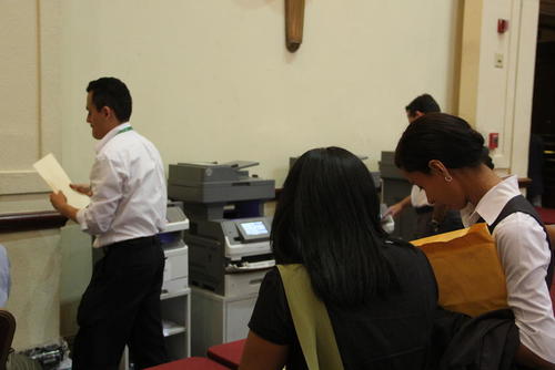En otras ediciones en el área había un servicio de fotocopias para facilitar a los participantes entregar más hojas de vida. (Foto: Roberto Caubilla/Soy502)