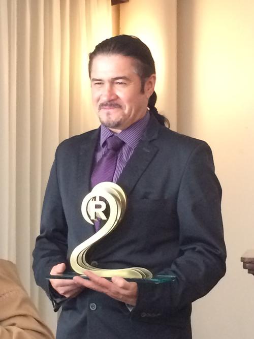 Aguilar posando junto al premio que le concedió AMCHAM. (Foto: Roberto Caubilla/Soy502)