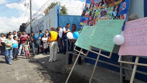 Afuera del establecimiento donde se inauguró el ciclo escolar varios pobladores manifestaron. (Foto: Hugo Barrios/Nuestro Diario)