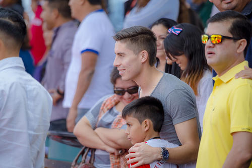 Elías Enoc Vásquez fue uno de los asistentes que llegaron a apoyar a los equipos competidores de las finales de la Super Liga Claro. (Foto: George Rojas /Soy502)