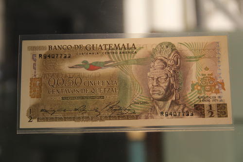 La reproducción más fiel del busto de Tecún Umán está en los billetes de 50 centavos emitidos en 1975.  (Foto: Alexis Batres/Soy502)