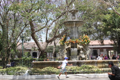 Antigua Guatemala es el centro turístico del país por su apuesta arquitectónica colonial y su cercanía con la capital. (Foto: Fredy Hernández/Soy502)