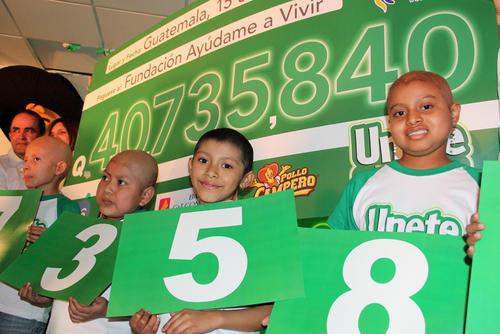Los niños que padecen de cáncer mostraron los números en la entrega del donativo final de la Campaña Ayúdame a Vivir. (Luis Barrios/Soy502)