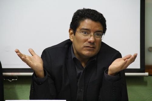 Carlos Barreda de la UNE denunciará al directorio de la SAT por aprobar el bono de eficiencia, a pesar que no se alcanzó la meta de recaudación tributaria. (Foto: Alexis Batres/Soy502)