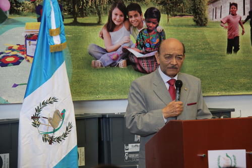 EL titular de la Cartera Educativa fue quien dio el "banderazo de salida" del material didáctico. (Foto: Mineduc)