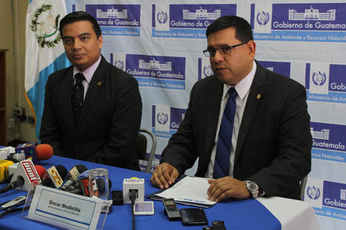 Ministro Oscar Medinilla, y Secretario de Conap Benedicto Lucas, en conferencia de prensa sobre lo sucedido en el Río La Pasión en Petén. (Foto: Alejando Balán/Soy502)