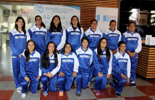 El entrenador, Omar Morales junto a las Seleccionadas luego de ser juramentadas en el Palacio de los Deportes. (Foto: CDAG)