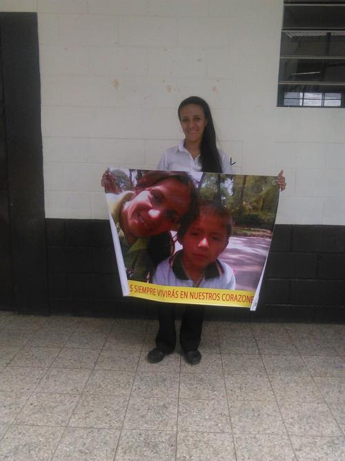 La maestra Minty llevó una manta en homenaje a su alumno Josué Jeremías Valenzuela. (Foto: Soy502)