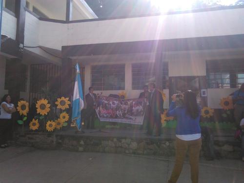 El acto de graduación estuvo dedicado a las víctimas. (Foto: Soy502)