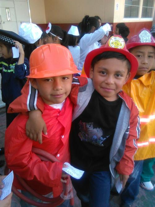 Durante el día del niño los niños de la escuela disfrutaron jugando a servidores públicos. (Foto: Soy502)