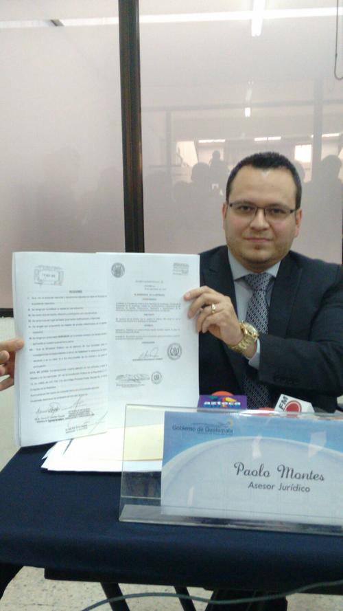 Paolo Montes, asesor jurídico, muestra la certificación de recibimiento de la denuncia en el MP. (Foto: Soy502)