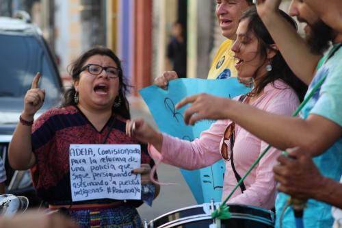 Mientras los diputados discutían, una pequeña manifestación señalaba en las afueras del Congreso que no estaban de acuerdo con ninguno de los miembros de la terna. (Foto: Juan Diego Godoy/Soy502)