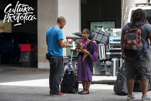 Eliut González compró algunas flautas de pan a su llegada a Guatemala para empezar a practicar con su ritmo y utilizarlas en sus presentaciones. (Foto: www.alexdiazphotography.com)