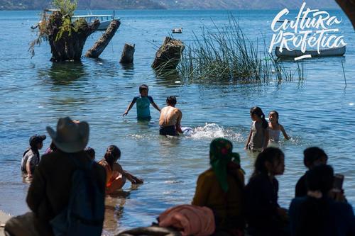 La banda puertorriqueña de reggae observó cómo los niños se divierten en el lago durante el descanso de Semana Santa. (Foto: http://www.culturaprofetica.com)
