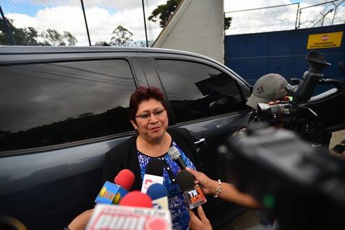 Marta Alicia Ramírez, asesora jurídica del Ministerio de Gobernación, acudió al centro carcelario. (Foto Wilder López/Soy502)