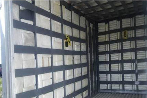 En el interior del furgón se encontró un doble fondo que resguardaba los paquetes de droga ubicados en las tres paredes. (Foto: PNC)