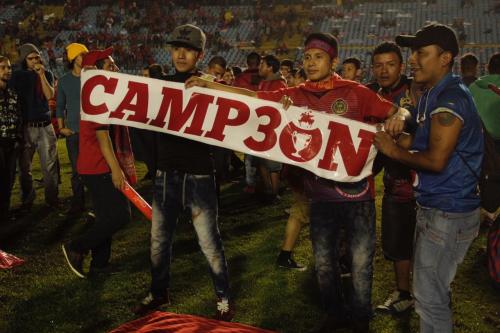 Los fanáticos de los rojos ingresaron a la cancha e impidieron que se realizara la entrega de la copa de forma protocolaria. (Foto: Fredy Hernández/Soy502)