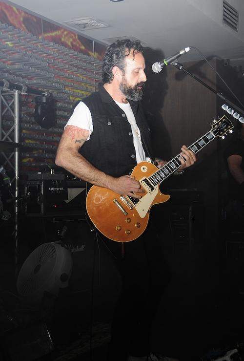 Tito Fuentes acompañado de su guitarra, durante el concierto de Molotov en Guatemala. (Foto: Antonio Lederer/Nuestro Diario)