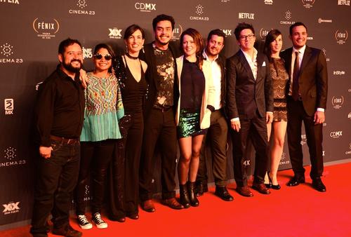 El "crew" de la película Ixcanul, junto los cineastas Jayro Bustamante y Julio Hernández, desfilando por la alfombra roja de los Premios Fénix. (Foto: Selene Mejía/Soy502) 