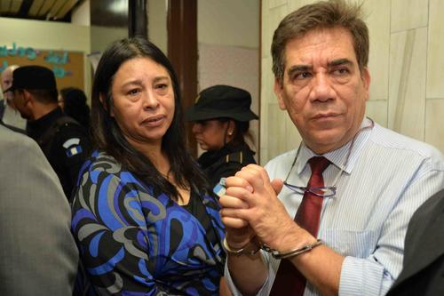 Entre los capturados están los abogados Ruth Trigueros (i) y José Arturo Morales (d). (Foto Jesús Alfonso/Soy502)