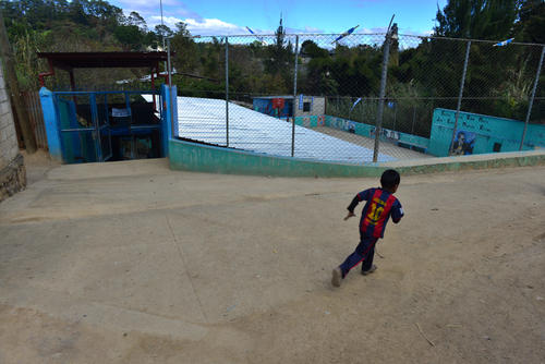Esta es la entrada principal de la escuela José Ernesto Monzón Reyna. Esta ubicada en un terreno irregular que compró la comunidad a 9 mil quetzales. (Foto: Jesus Alfonso/Soy502) 