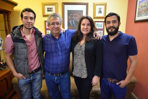 La familia guatemalteca De León Orellana ha sacado a flote la empresa que empieza a distribuir la salsa artesanal Chiltepico. (Foto: Jesús Alfonso/Soy502)