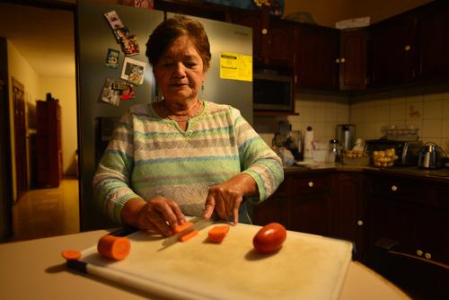 Rosalba se encarga de las labores de su hogar, entre ellas, cocinar. (Foto Jesús Alfonso/Soy502)