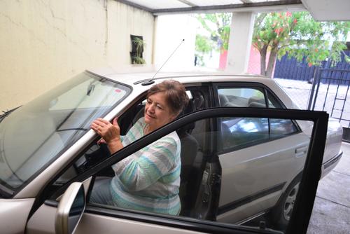 Aunque asegura que hay días en los que los síntomas se incrementan, Rosalba maneja su automóvil. (Foto Jesús Alfonso/Soy502)