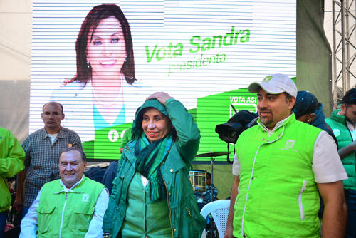 Los diputados Mario Torres (izquierda) y Jayro Flores (derecha) acompañaron a la candidata en Mixco. (Foto: Jesús Alfonso/Soy502)