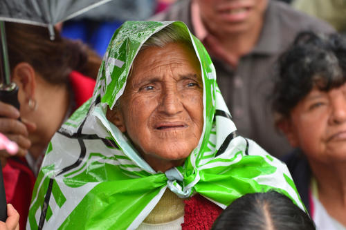 La lluvia estuvo presente durante todo el acto y los asistentes se las ingeniaron para cubrirse. (Foto: Jesús Alfonso/Soy502)