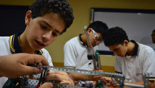 Estos jóvenes ven en su futuro la ingeniería electrónica y en sistemas como carrera.  (Foto: Jesús Alfonso/Soy502)