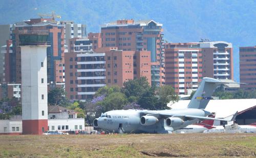 Los dos aviones trasladan los vehículos oficiales donde se transportará el vicepresidente de Estados Unidos, su comitiva y seguridad. (Foto: Jesús Alfonso/Soy502) 